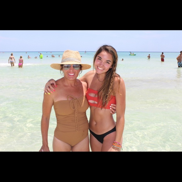 Meet your Posher, Tori - Picture 2 of 6